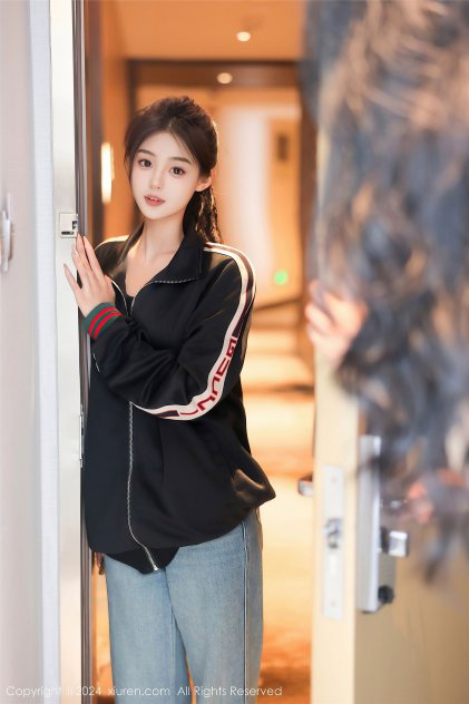 穿黑色内衣的性感大胸MM篠崎爱日本人体艺术高清海报